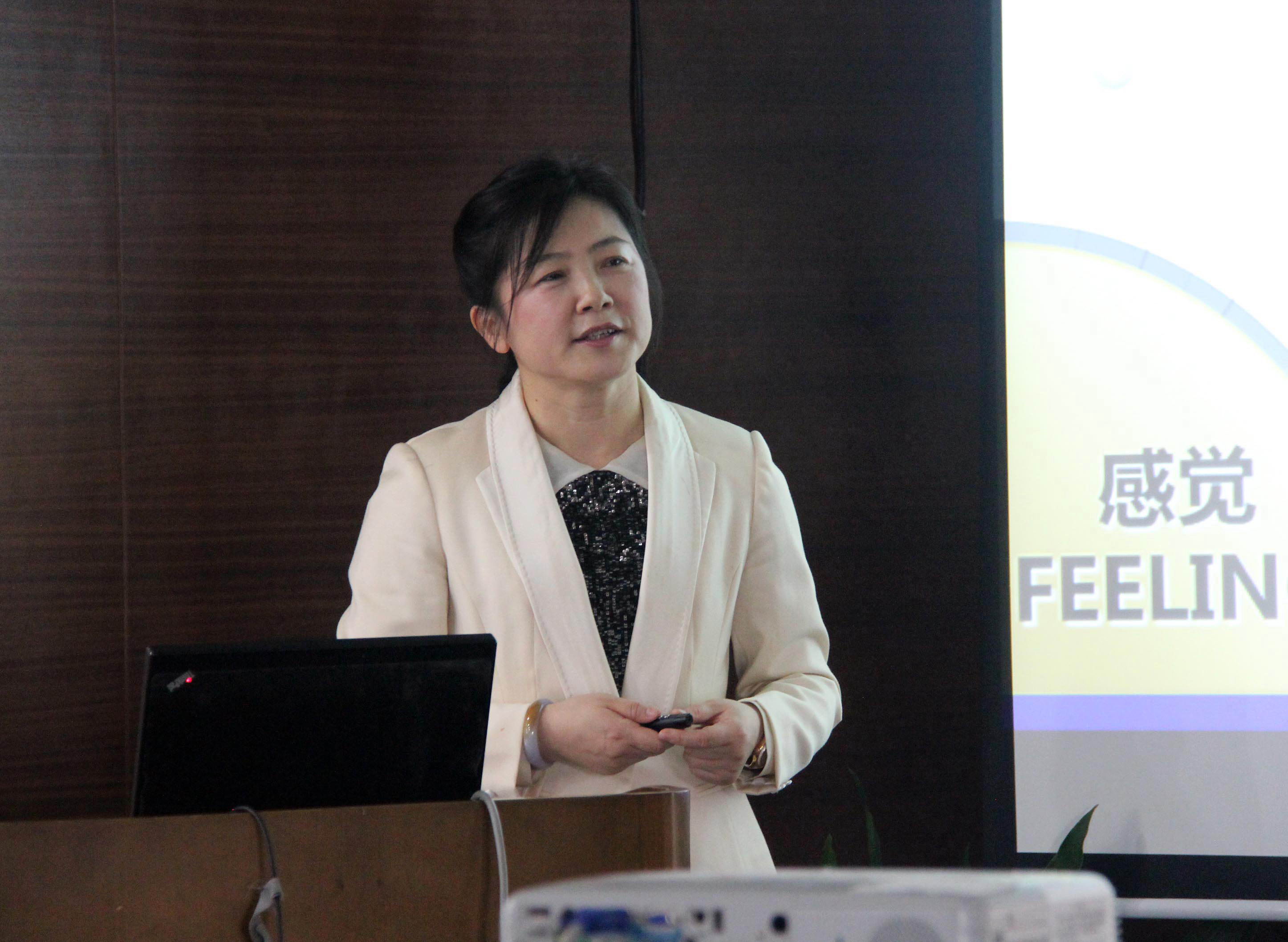 集團營銷知識培訓(xùn)成功舉辦     王翠霞總裁親自授課 