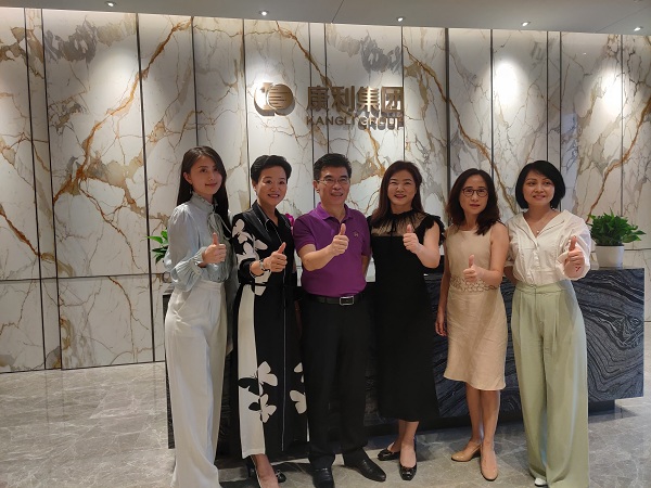 堅(jiān)定信心，破浪前行 --廣東高科技產(chǎn)業(yè)商會(huì)走進(jìn)康利城  7月14日，廣東省政協(xié)常委、廣東高科技產(chǎn)業(yè)商會(huì)會(huì)長(zhǎng)王理宗率隊(duì)來國(guó)際創(chuàng)新創(chuàng)意產(chǎn)城綜合體——康利城考察交流，康利集團(tuán)董事長(zhǎng)王翠霞、康利置地總經(jīng)理方志良接待了王會(huì)長(zhǎng)一行，雙方就企業(yè)的發(fā)展規(guī)律、經(jīng)驗(yàn)啟示、文化精神、核心價(jià)值及情懷擔(dān)當(dāng)?shù)冗M(jìn)行深入的探討。 在王翠霞董事長(zhǎng)的陪同下，王理宗會(huì)長(zhǎng)一行參觀了康利城。作為康利集團(tuán)在深圳打造的首個(gè)產(chǎn)城融合綜合體項(xiàng)目，康利城集企業(yè)總部辦公、科技研發(fā)基地、文化創(chuàng)意基地、時(shí)尚商業(yè)街區(qū)、高級(jí)人才寓所和高端商務(wù)酒店于一體的全能業(yè)態(tài)，給到訪者留下深刻的印象。綠樹掩映的優(yōu)美環(huán)境、別具一格的建筑設(shè)計(jì)、隨處可見的名貴大理石等，更是讓大家嘖嘖稱贊。 座談會(huì)上，雙方緊緊圍繞“堅(jiān)定信心、破浪前行”的主題展開交流。王翠霞董事長(zhǎng)向來賓們介紹到，康利集團(tuán)從1989年在深圳成立至今已31年，歷經(jīng)石材貿(mào)易起步，實(shí)業(yè)發(fā)展、創(chuàng)新突破、跨界轉(zhuǎn)型四個(gè)里程碑式的發(fā)展階段，現(xiàn)已發(fā)展成為集礦山開采、多品類石材生產(chǎn)加工、大型工程承接、進(jìn)出口貿(mào)易、物流研發(fā)、房地產(chǎn)開發(fā)、金融業(yè)、產(chǎn)業(yè)運(yùn)營(yíng)等為一體的多元化、跨地域發(fā)展的大型國(guó)際化企業(yè)集團(tuán)。 王董分享了自己三十幾年的創(chuàng)業(yè)經(jīng)驗(yàn)，表示，石材行業(yè)作為傳統(tǒng)的資源類企業(yè)，競(jìng)爭(zhēng)激烈，但康利每一步都堅(jiān)持“以質(zhì)取勝、以價(jià)取勝、以量取勝、以信取勝”的經(jīng)營(yíng)理念，不斷創(chuàng)新、敢為人先、勇于探索的奮斗精神，才能讓康利集團(tuán)在三十幾年的發(fā)展歷程中，不斷突破發(fā)展瓶頸、戰(zhàn)勝無數(shù)困難，實(shí)現(xiàn)穩(wěn)步前行。 會(huì)上，康利置地運(yùn)營(yíng)公司總經(jīng)理黃林益分享了康利城取得的發(fā)展成果，經(jīng)過不斷地努力，康利城已經(jīng)取得“深圳市投資推廣國(guó)際化重點(diǎn)園區(qū)”、“龍崗區(qū)科技創(chuàng)新產(chǎn)業(yè)園”、“龍崗區(qū)科技企業(yè)孵化器”、“龍崗區(qū)創(chuàng)新創(chuàng)業(yè)孵化基地”等資質(zhì)認(rèn)定，成為區(qū)域內(nèi)產(chǎn)城融合的園區(qū)典范。 在產(chǎn)業(yè)方面，康利城引進(jìn)了以速博精微、廣明科技、國(guó)質(zhì)信等為代表的國(guó)家高新技術(shù)企業(yè)，以升學(xué)教育、東成財(cái)智等為代表的教育培訓(xùn)企業(yè)，以安杰拉、靜靜七月、智音文化等具有實(shí)力的網(wǎng)紅直播企業(yè)，同時(shí)還有以工商銀行為代表的一些金融機(jī)構(gòu)，并獲得“深圳市人才創(chuàng)新創(chuàng)業(yè)一號(hào)股權(quán)投資基金—項(xiàng)目遴選基地”?？萍肌⑽膭?chuàng)、金融三大產(chǎn)業(yè)融合發(fā)展的目標(biāo)已經(jīng)初見雛形，園區(qū)產(chǎn)業(yè)發(fā)展可以說是漸入佳境。 在參觀、走訪及聽取康利集團(tuán)和康利城的介紹后，王會(huì)長(zhǎng)用“一面旗幟、一個(gè)經(jīng)典、一段傳奇”來概括康利集團(tuán)31年取得的成果。他表示，康利集團(tuán)31年的豐碩成果，是企業(yè)家膽、識(shí)、謀的完美結(jié)晶，是辨勢(shì)、順勢(shì)、造勢(shì)的卓越成就，是領(lǐng)導(dǎo)者+管理層+基層員工合作創(chuàng)造的優(yōu)秀作品。而王董順勢(shì)而為，準(zhǔn)確把握時(shí)代機(jī)遇，以柔弱女子之姿，打造大理石般堅(jiān)韌的事業(yè)之基，更能夠給社會(huì)帶來非常重要的啟示。 對(duì)于康利集團(tuán)未來的發(fā)展，王會(huì)長(zhǎng)也積極提出自己建議，他認(rèn)為加強(qiáng)科技融合，讓傳統(tǒng)石材變成新型材料，以及在地產(chǎn)領(lǐng)域打造能夠培養(yǎng)企業(yè)的具有真正附加值的平臺(tái)，是康利集團(tuán)未來值得深耕的兩個(gè)方向。 座談會(huì)結(jié)束，王會(huì)長(zhǎng)、王董、黃總還面向社會(huì)大眾開展了一場(chǎng)線上直播交流。王董介紹了面對(duì)疫情影響，康利集團(tuán)和康利城積極響應(yīng)黨中央號(hào)召，與園區(qū)企業(yè)、公司員工等齊心協(xié)力、共同抗疫。同時(shí)，面對(duì)突如其來的疫情，康利城在銷售和招商工作停滯的情況下，積極調(diào)整策略，推出了針對(duì)新入駐優(yōu)質(zhì)企業(yè)免租一年的重大舉措，不僅減少企業(yè)經(jīng)營(yíng)負(fù)擔(dān)，同時(shí)，也推動(dòng)康利城招商工作的順利進(jìn)行，上半年招商成果逆勢(shì)上揚(yáng)，提前完成全年招商目標(biāo)的70%。 王會(huì)長(zhǎng)就此發(fā)表自己的看法，他認(rèn)為一個(gè)決策背后不僅是企業(yè)家人格人品的反映，更是她們管理哲學(xué)和經(jīng)營(yíng)理念的投射。王董的決策，短期來看，是失去了利潤(rùn)，但長(zhǎng)期來看，卻贏得了人心，贏得了信任，這是金錢無法衡量的無形資產(chǎn)，這些資產(chǎn)和資源將帶來未來無限的增長(zhǎng)。 企業(yè)家是社會(huì)的價(jià)值創(chuàng)造者，企業(yè)家之間的碰撞，總能帶來智慧的火花。感謝王會(huì)長(zhǎng)的肯定和真誠(chéng)的建議，也讓我們更加堅(jiān)定，不斷創(chuàng)新、勇于求變是企業(yè)永遠(yuǎn)不可或缺的基因。康利城敞開大門，歡迎更多企業(yè)家們參觀、交流、加入，以責(zé)任與擔(dān)當(dāng)為基礎(chǔ)，懷揣理想和抱負(fù)，在紛繁復(fù)雜的外部環(huán)境下，與志同道合者一同，堅(jiān)定信心，破浪前行。